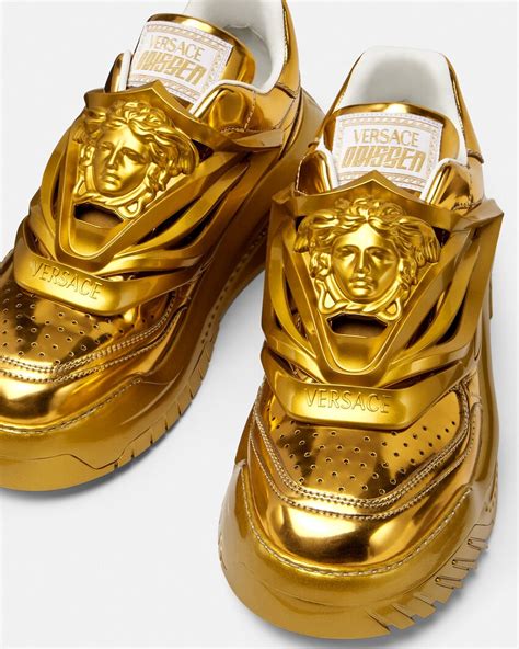 versace sneakers 400 euro het waard